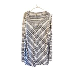 Established 1948 Women’s White Gray Pattern Blouse Size Large